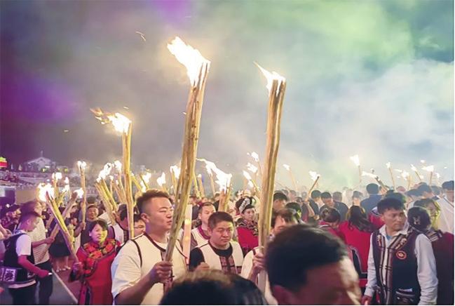 共同欢庆火把节.jpg